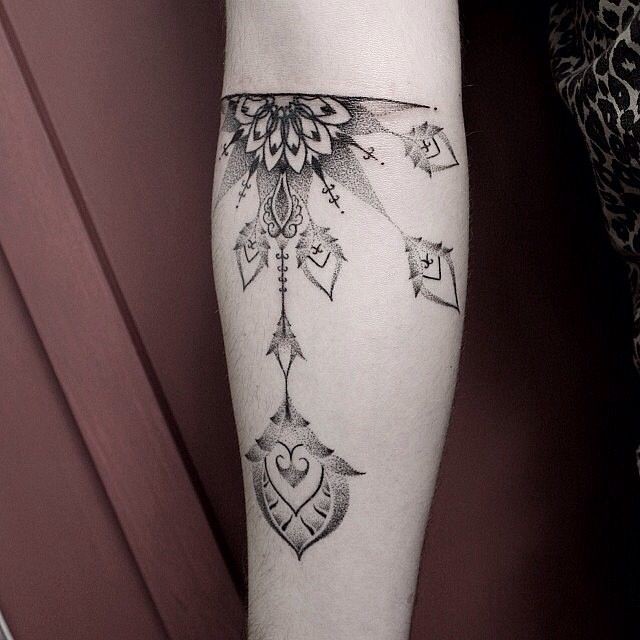 Tatuaje en el antebrazo,
floral gris, estilo dotwork
