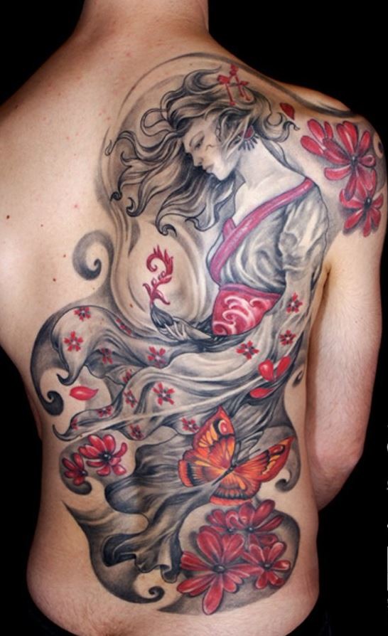 Tatuaje en la espalda, geisha con pelo rizado