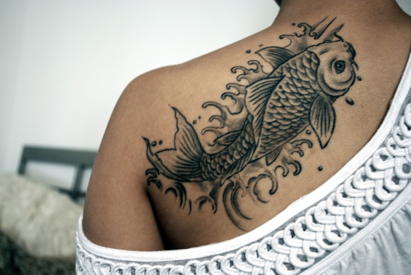 Elegantes Koi-Karpfen Tattoo für Mädchen