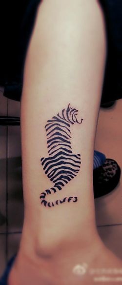 Tatuaje en la pierna, tirge sencillo de líneas negras