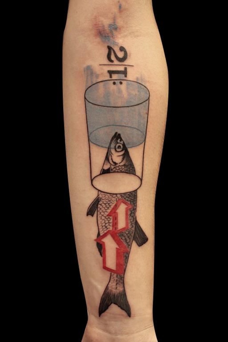 Tatuaje en el antebrazo, pez con taza de agua, imagen única
