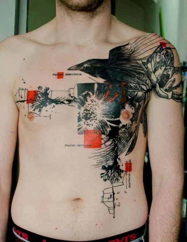 elegante dipinto grande colorato corvo con figure gheometriche  e lettere tatuaggio su petto