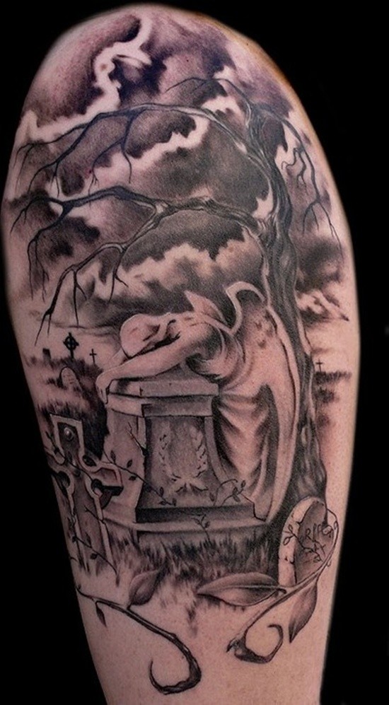 Elegant gemalter schwarzer und weißer alter Engel auf Grabstein Tattoo an der Schulter