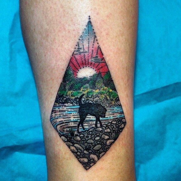 Tatuaje en la pierna, perro en la orilla del río, diseño multicolor