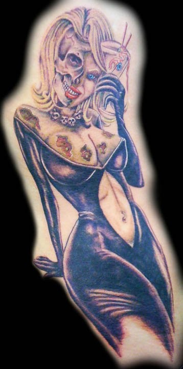 elegante pin up ragazza zombie con bicchiere tatuaggio