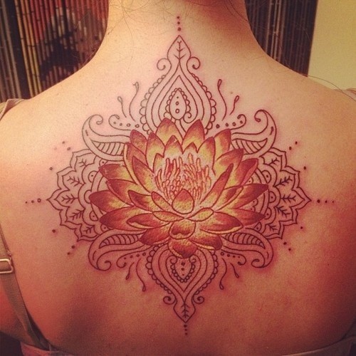 Tatuaje en la espalda, loto y encaje rojos