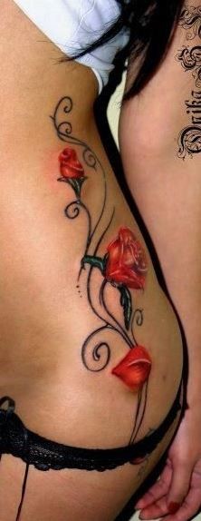 elegante rose rosse tatuaggio sulle costolette