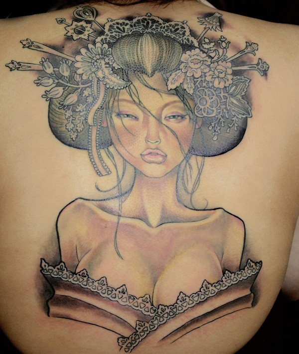 Tatuaje de geisha delicada en la espalda