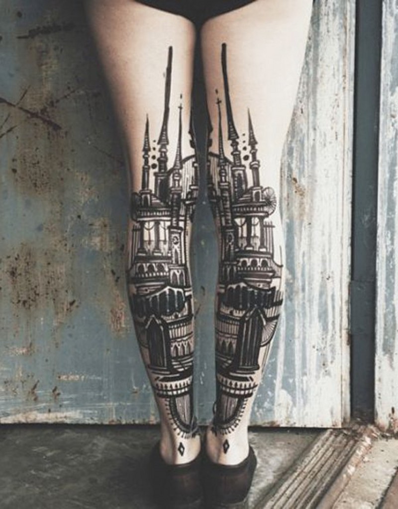 elegante stile nero e bianco vecchia citta  tatuaggio su ambedue gambe