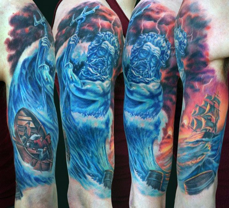 Tatuaje en el brazo, poseidón dios imponente azul y barco pequeño