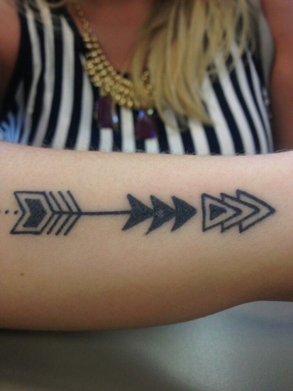 elegante freccia tribale tatuaggio disegno su braccio