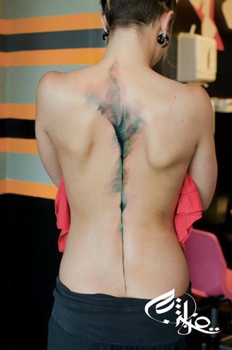 Tatuaje en la espalda,
buena idea de acuarelas derramadas