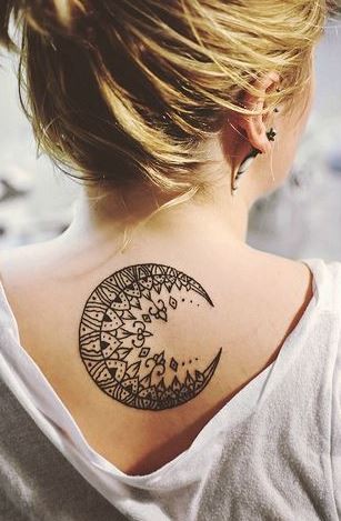 Tatuaje en la espalda,
luna estilizada con detallas