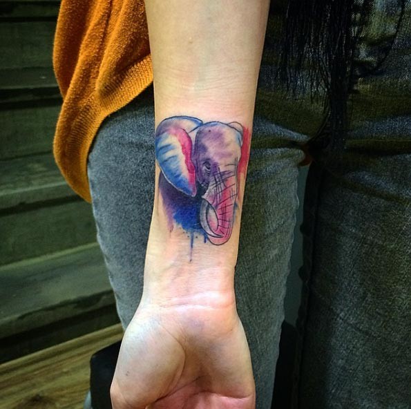 Tatuaje en la muñeca, cabeza  de elefante de varios colores