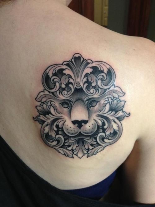 England traditionelles großes Löwen Tattoo an der Schulter