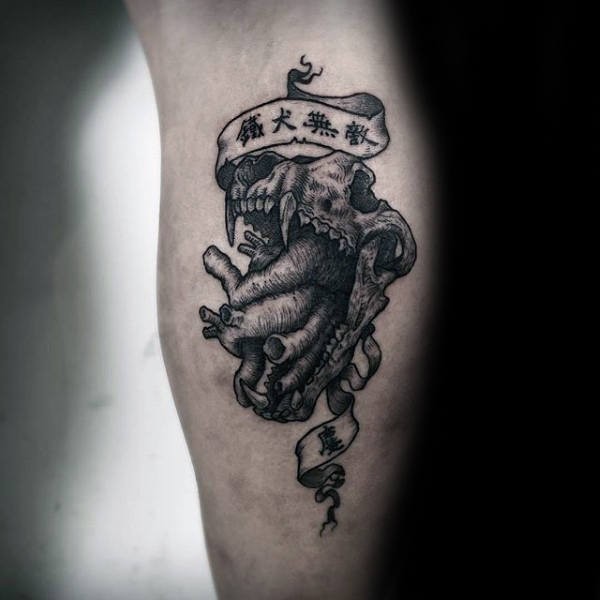 Tatuagem de braço de tinta preta estilo gravura de crânio animal com coração humano e letras