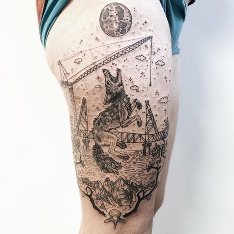 Gravur Stil schwarzes Oberschenkel Tattoo von Kränen mit Wolf
