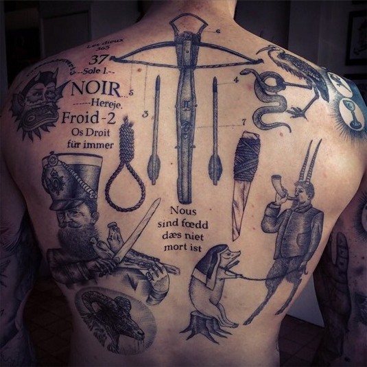 Gravur Stil schwarze verschiedene mittelalterliche Symbole Tattoo am ganzen Rücken