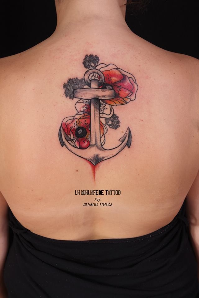 Gravur Stil farbiges Anker Tattoo mit Blumen am Rücken
