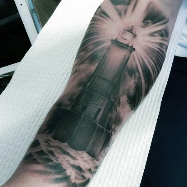 Gravur Stil farbiges Unterarm Tattoo mit großem Leuchtturm
