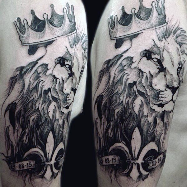 Gravur Stil farbiges Schulter Tattoo von König Löwen mit Schriftzug