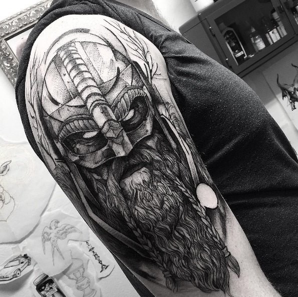 Enormes schwarzes im Gravur Stil Schulter Tattoo mit mystischem Krieger