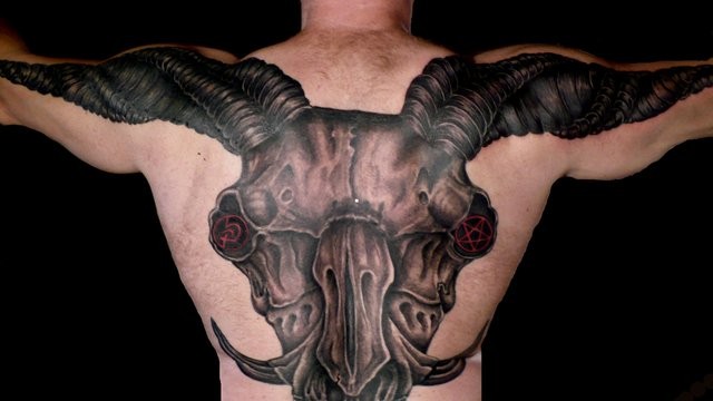 Enorme farbigen Rücken und Schultern tattoo Dämonische Ziege Schädel
