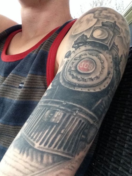Tatuagem de braço colorido enorme enorme do velho trem a vapor de ferro