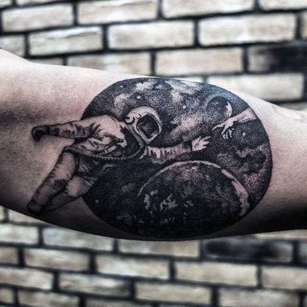 Enorme tatuaggio bicipite in stile dotwork del pianeta con astronauta