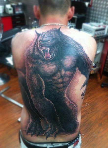 Enormer Stil gefärbtes Tattoo am ganzen Rücken mit starkem Werwolf