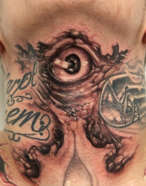Tatuaje en el cuello, ojo, inscripción