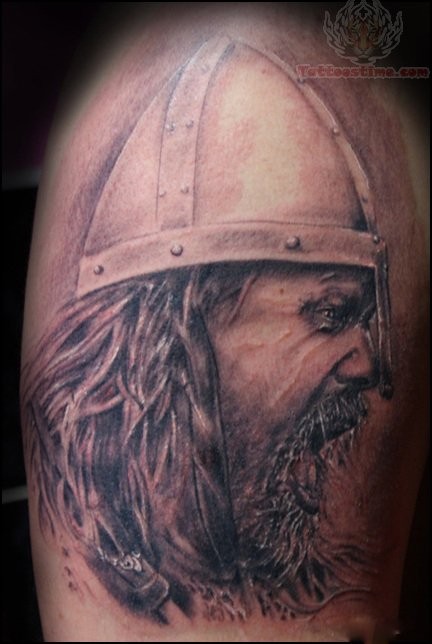 Tatuaje en el brazo,
 retrato de vikingo