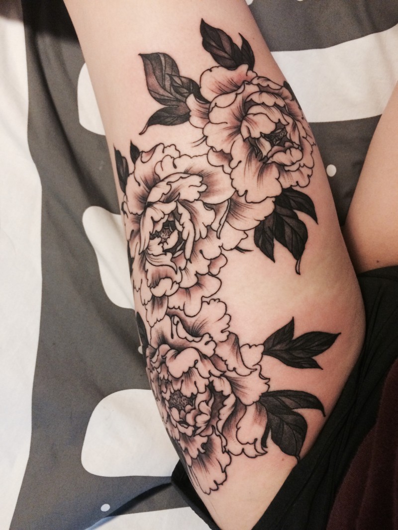 Tatuaje en el muslo,  peonías simples de colores negro y blanco