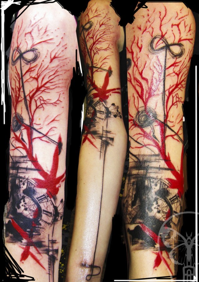 Tatuaje en el brazo, reloj y árbol, estilo trash polka estupendo