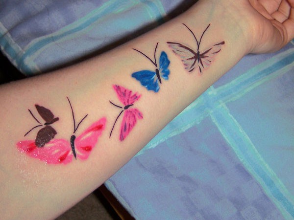Exklusives Design nette farbige Schmetterlinge Tattoo am Unterarm