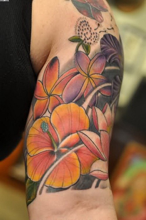 uscendo da fiore tropicale ibisco tatuaggio su braccio