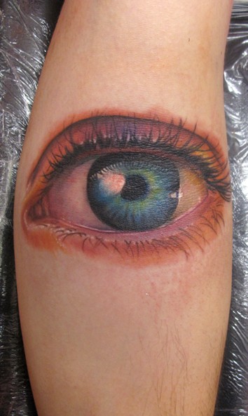 Tatuaje en la pierna, ojo azul