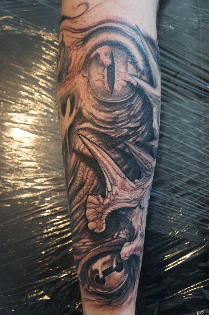 Tatuaggio surrealistico  sul braccio l&quotocchio grande