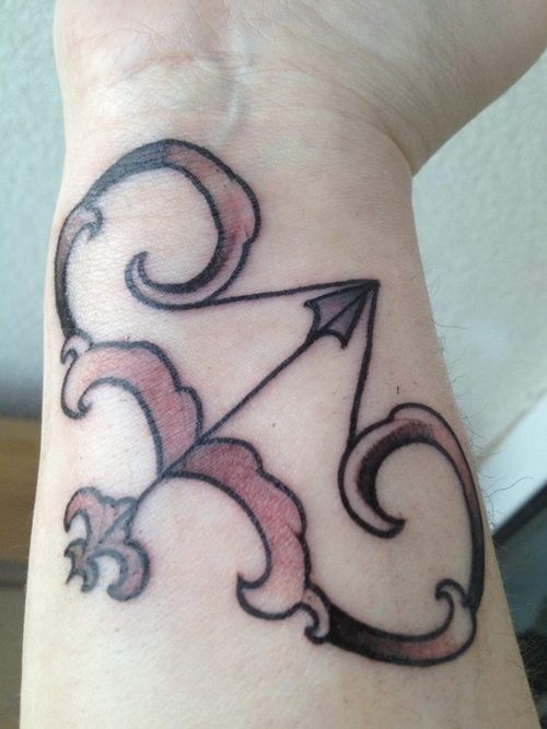 Tatuaje en la muñeca, arco y flecha preciosos