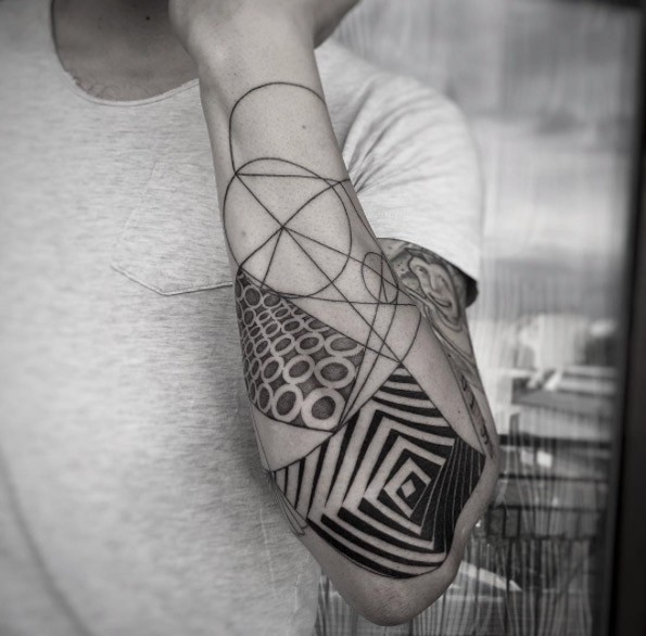 Favoloso tatuaggio a mezza manica con inchiostro nero di varie figure ipnotiche