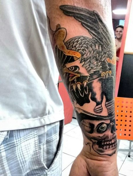 Tatuaje en el antebrazo, águila americana con cráneo de caballero