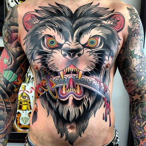 Fabelhafter Oldschool Stil gefärbtes Tattoo an ganzer Brus mit gruseligem Hund und blutigem Schwert