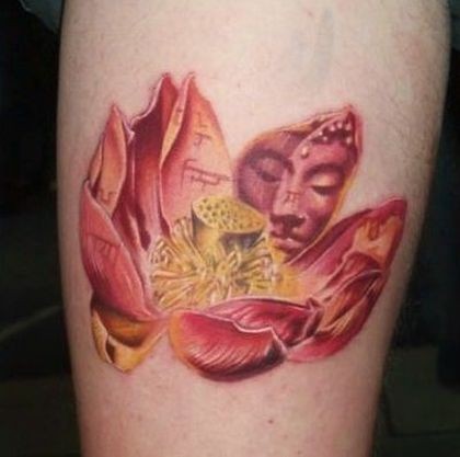 faccia di buddha su petali di fiore loto rosso tatuaggio
