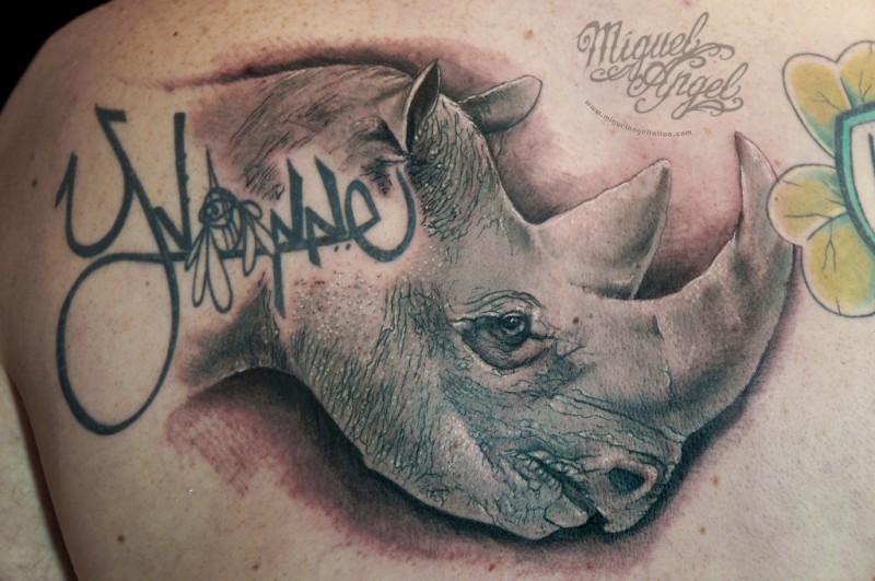 Tatuaje  decabeza de rinoceronte bueno