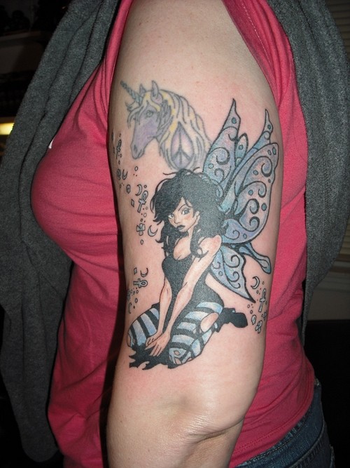 Tatuaje  de hada y unicornio en el brazo