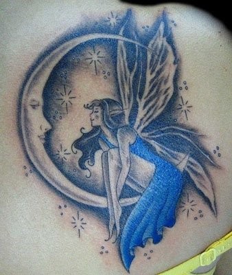Fee sitzt auf Mond Tattoo am Schulterblatt