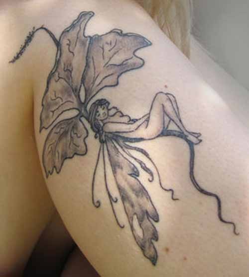 Tatuaje en la pierna,
hada durmiente en la flor