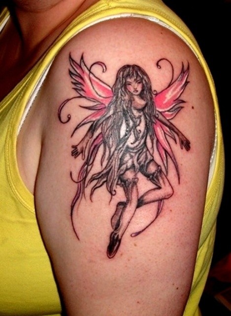 Tatuaje en el brazo, hada gris con alas rojas