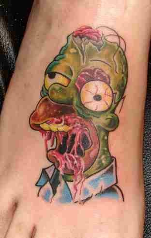 Berühmter cartoonischer Zombie  farbiges kleines Tattoo am Fuß