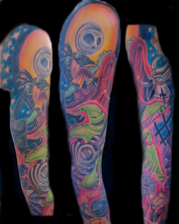Tatuaje en el brazo,
cadáveres de dibujo animado multicolores